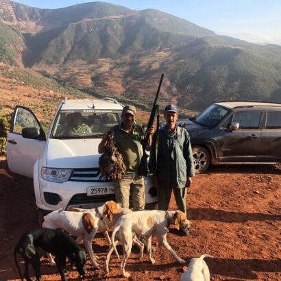 Chasseurs de lanatochasse posant après une chasse au sanglier près de {LIEU}.