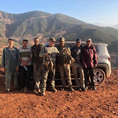 Chasseurs de lanatochasse posant après une chasse au sanglier près de {LIEU}.