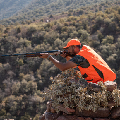 Chasseur de lanatochasse visant sa cible lors d’une chasse au sanglier dans les montagnes de Marrakech.
