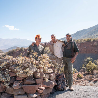 Chasseur de lanatochasse visant sa cible lors d’une chasse au sanglier dans les montagnes de Marrakech.