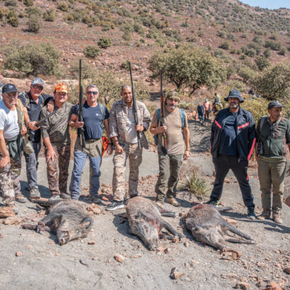 Chasseurs de lanatochasse posant après une chasse au sanglier près de {LIEU}.
